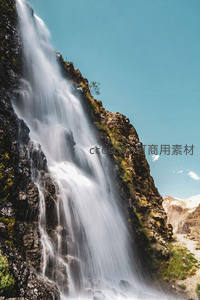 峭壁飞瀑如练，水雾漫天映蓝天