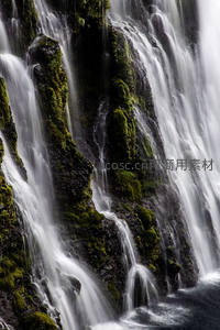 苔藓岩壁间，细流如丝垂落