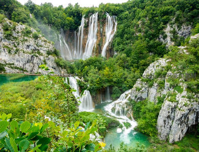 层叠瀑布群，碧水穿林绕石间