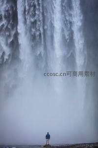 巨瀑前渺小旅人仰望自然伟力