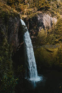 高空俯瞰深谷飞瀑