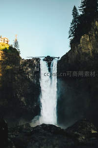 悬崖峭壁上的壮观瀑布