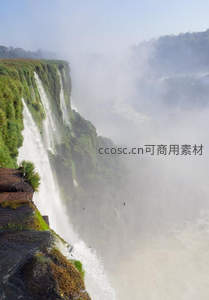悬崖边瀑布直落云雾弥漫