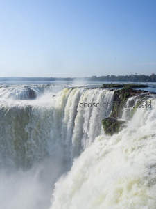 宽广瀑布奔腾入河蔚蓝天空