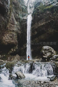 峡谷深处单瀑飞流人影渺小