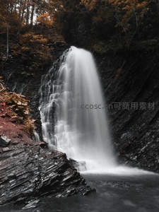 秋林掩映下瀑布如白纱飘落山涧