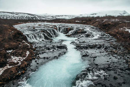 冰川融水蜿蜒穿行黑岩峡谷成多级小瀑