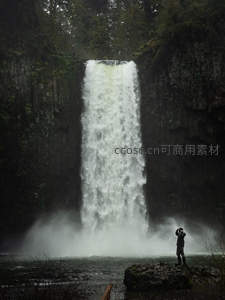 摄影师在瀑布前捕捉震撼瞬间