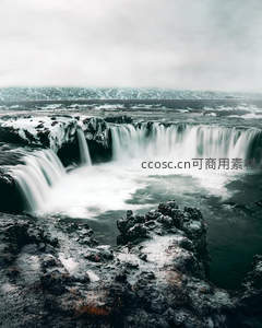 冰封雪覆瀑布群，北欧极地寒韵浓