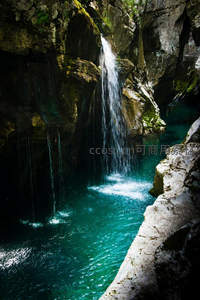 幽谷碧潭飞瀑，水花四溅如珠玉