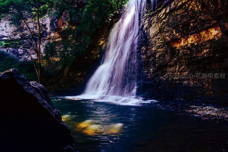 幽谷深潭边的静谧瀑布光影