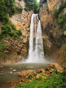 峡谷中奔腾的瀑布，气势磅礴震撼人心