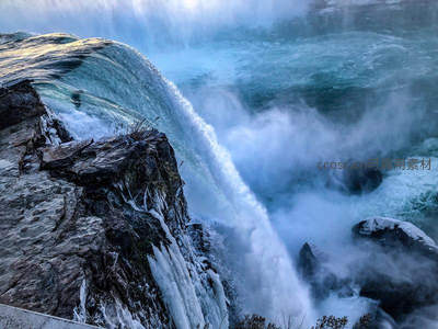 激流飞瀑冲击岩石，水雾弥漫气势恢宏