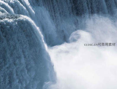 水流激荡的瀑布特写，水花飞溅如烟似雾