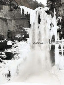 冰封瀑布，冬日峡谷的静谧奇观