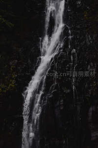 幽暗峡谷中单瀑垂落如银练