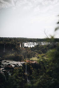 远眺大瀑布群，云雾缭绕如梦似幻