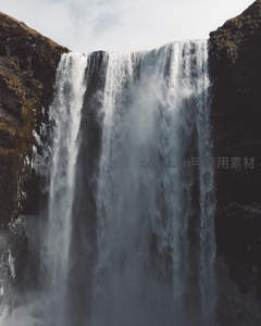 雄伟瀑布自峭壁倾泻，水雾弥漫天地间