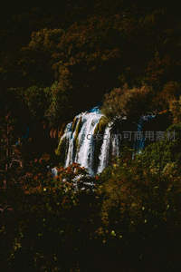 幽林深处飞瀑如练，水雾弥漫绿意盎然