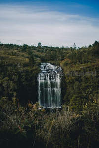 山巅瀑布挂前川，云淡风轻天地宽