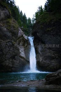 峡谷飞瀑入碧潭，松林环抱境幽深