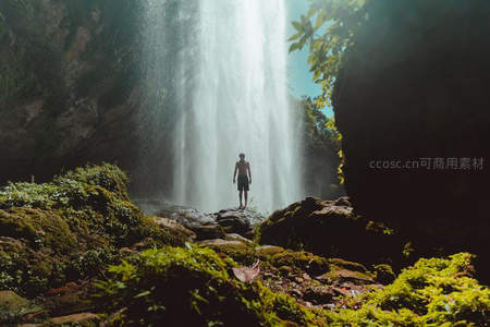 瀑布前的孤独身影