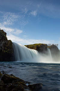 悬崖飞瀑入海流