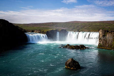 宽阔瀑布汇碧潭