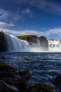 激流飞瀑映苍穹