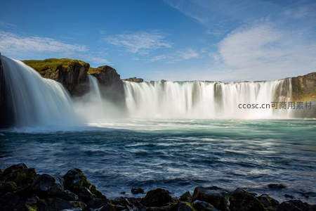 彩虹横跨瀑布间