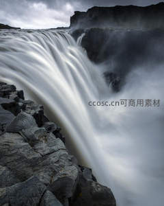 湍急水流冲刷嶙峋黑岩