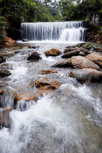 山涧溪流穿石而过，小瀑布飞溅水花晶莹
