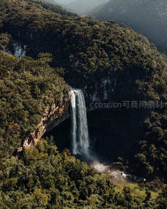 航拍视角下的森林悬瀑奇景
