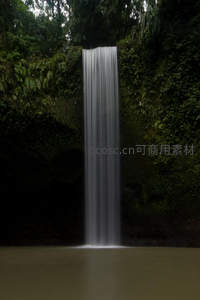 深林秘境单瀑直落幽潭静谧