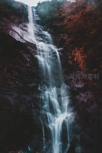 深谷飞瀑，水雾缭绕如仙境