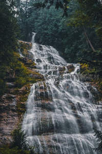 森林深处倾泻而下的多级瀑布