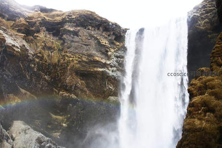 彩虹横跨壮观瀑布峭壁之间