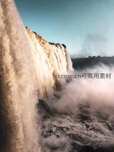 近距离感受瀑布冲击力，水雾弥漫如梦似幻