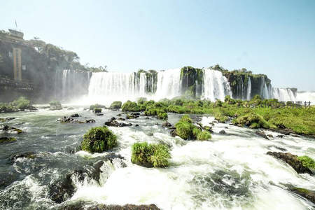 伊瓜苏大瀑布气势恢宏如白练垂天