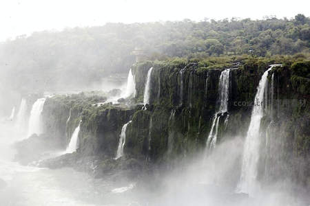 云雾缭绕中多级瀑布连绵不绝