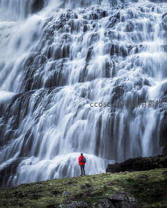 红衣旅者驻足层叠瀑布，水幕如帘动人心