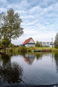 湖边蓝屋倒影如画