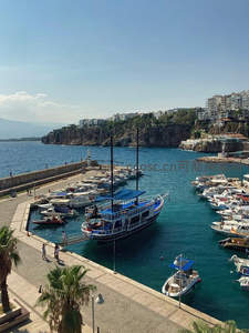 地中海港口风光，游艇停泊碧海蓝天间