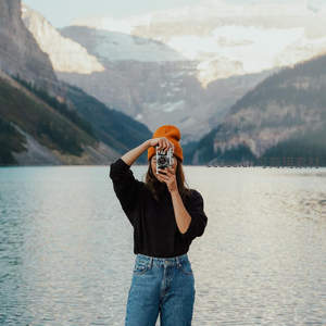 湖畔摄影师，雪山为幕布