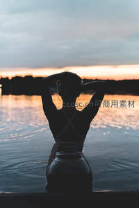 剪影女子，静坐湖边赏夕照