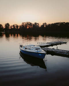 暮色码头，小船静泊湖心