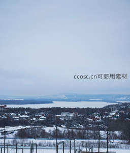 雪覆小镇远眺冰封湖面与连绵山峦