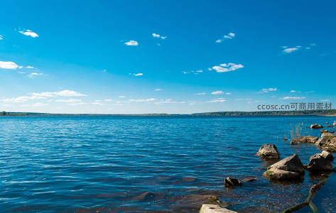 晴空万里湖面如镜倒映朵朵白云