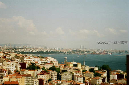 城市依海而建，红顶楼宇连绵不绝