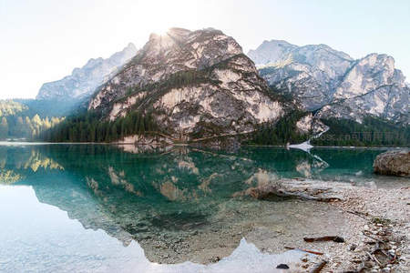 晨曦洒落，湖面如镜映山峦